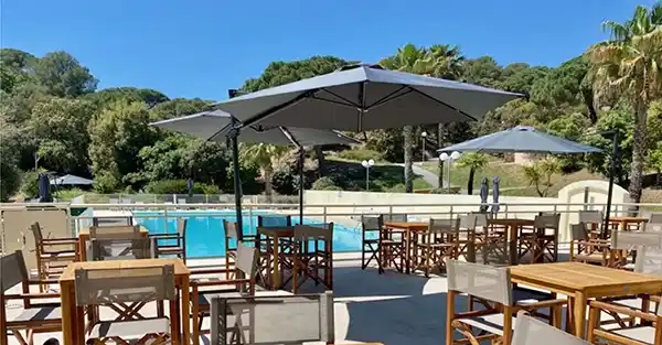 terrasse piscine village de vacances de Fréjus